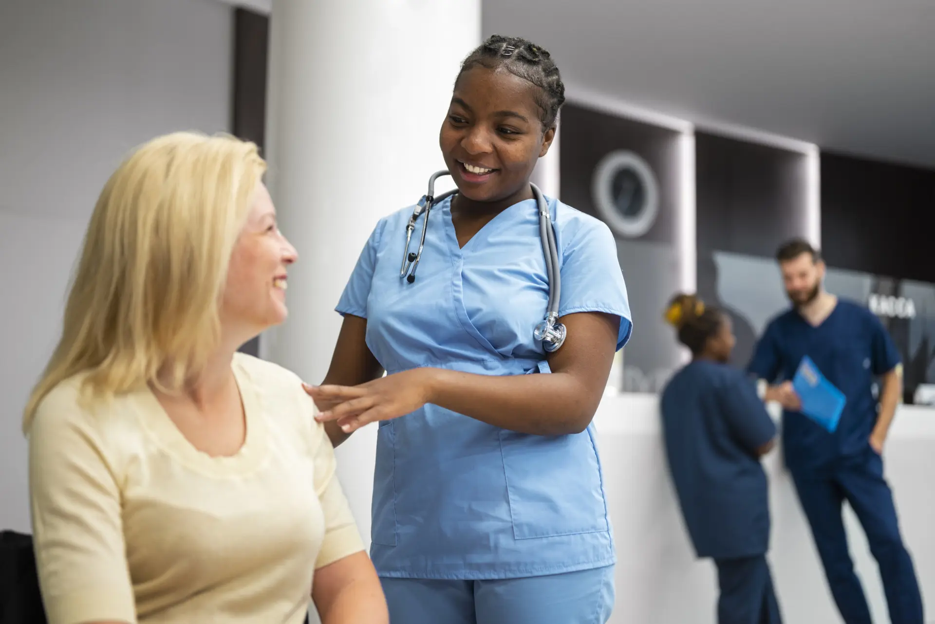medium-shot-nurse-talking-patient